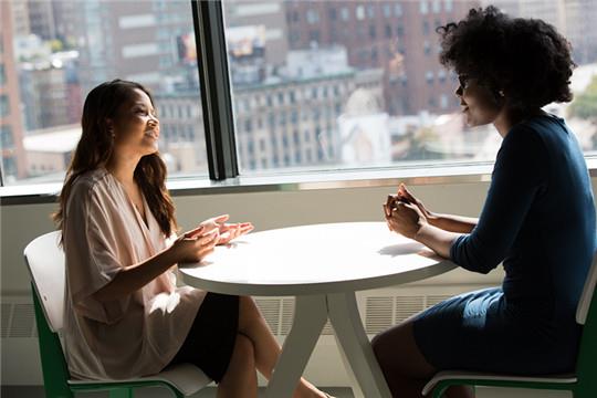 photography-of-women-talking-to-each-other-1181717_副本.jpg